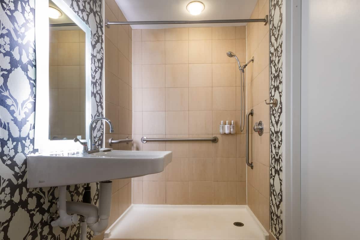 Room, 1 King Bed, Accessible | Bathroom | Eco-friendly toiletries, hair dryer, towels