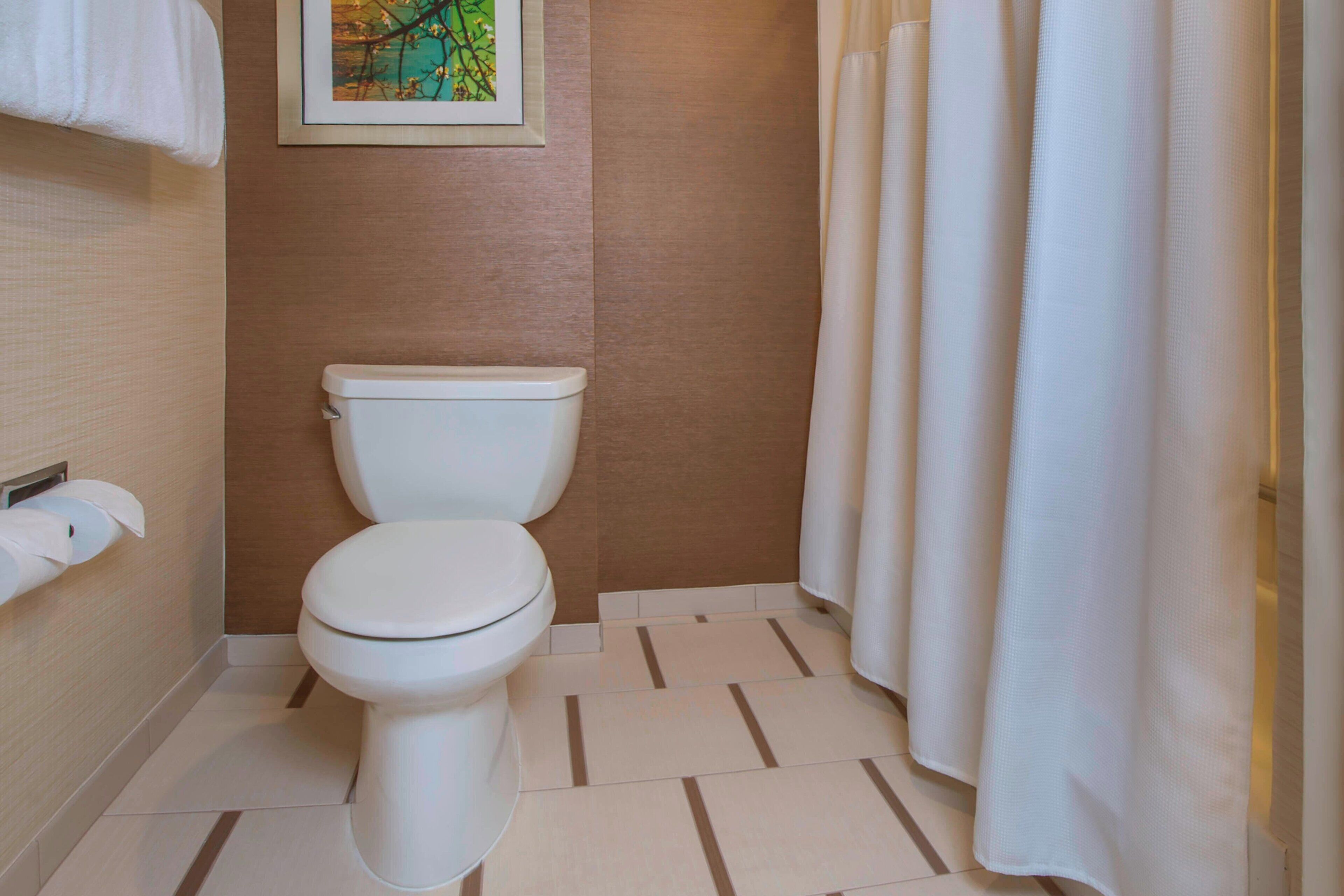 combined shower/bathtub, deep-soaking bathtub, free toiletries