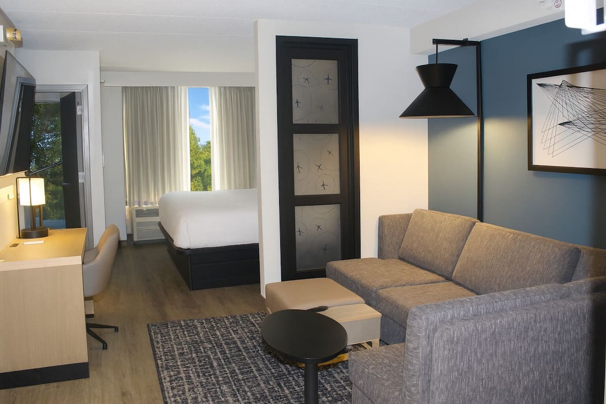 Room, 1 King Bed | Living area