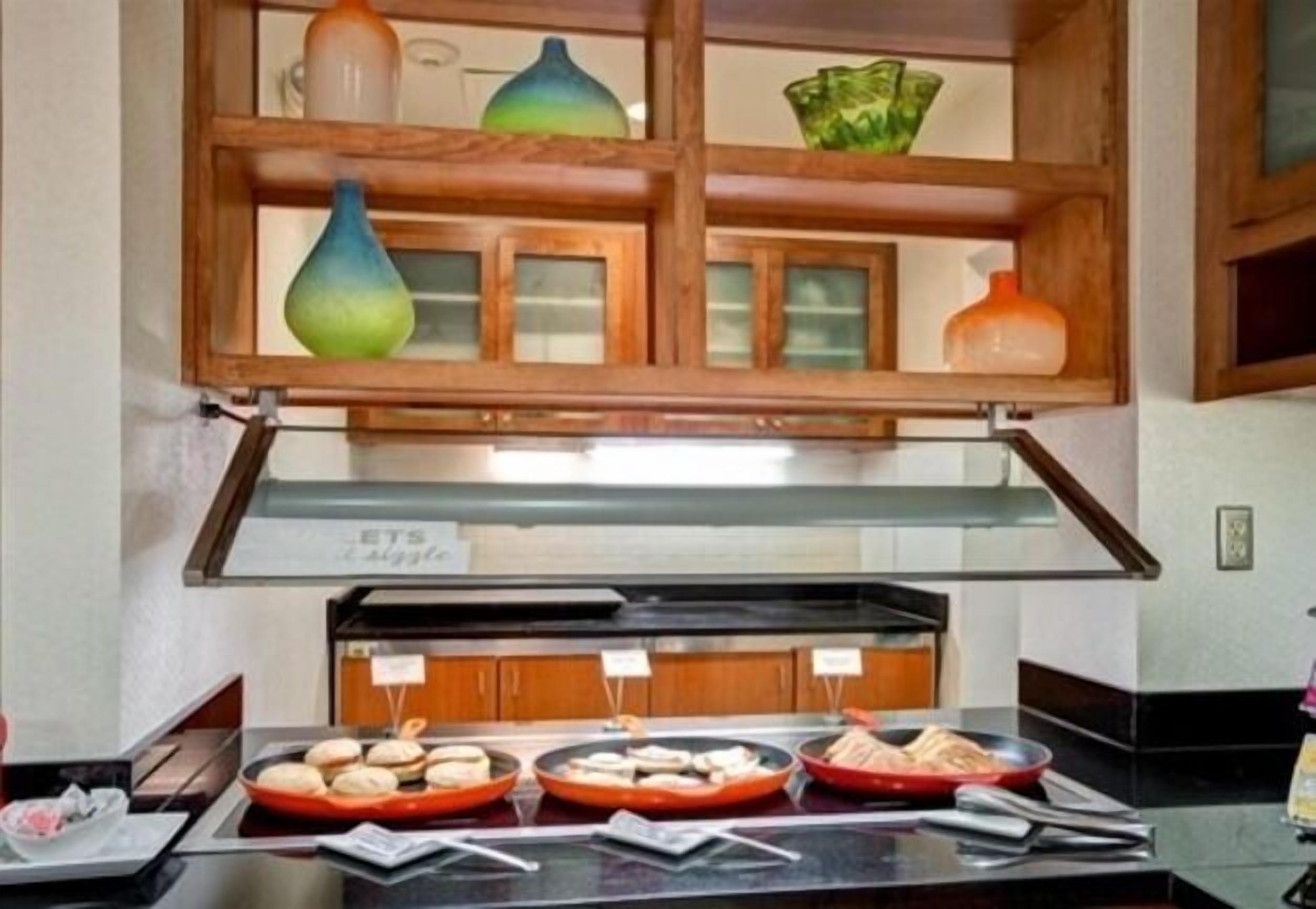 朝食 (セルフサービス)、毎日提供 (無料)