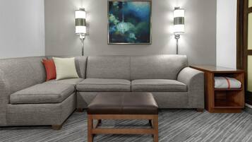 Luxe beddengoed, pillowtop-bedden, een bureau, verduisterende gordijnen