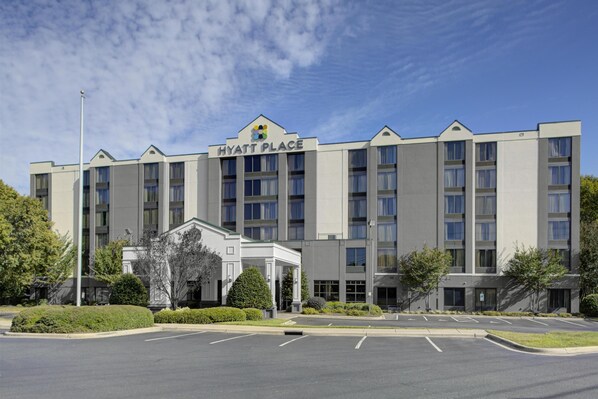 Un hotel de varios pisos con un letrero llamativo que dice "Hyatt Place".