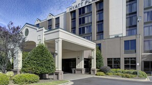 A modern hotel with a covered entrance, multiple floors, and a clear sky. - Hyatt Place Detroit/Auburn Hills (Auburn Hills)