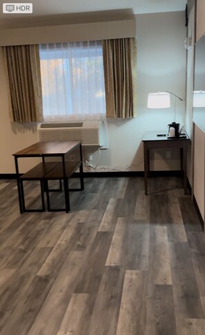 Executive Studio Suite, 1 King Bed, Non Smoking (Huron) | In-room dining