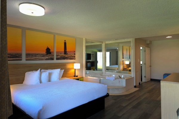 Studio Suite, 1 King Bed, Non Smoking | Laptop workspace, blackout drapes, iron/ironing board, rollaway beds