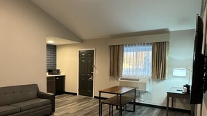Suite studio exécutive, 1 très grand lit, non-fumeur (Huron) | Aire de séjour | Téléviseur ACL de 42 po avec télévision par câble