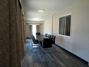 Suite, Multiple Beds, Non Smoking (Lighthouse Suite) | In-room dining