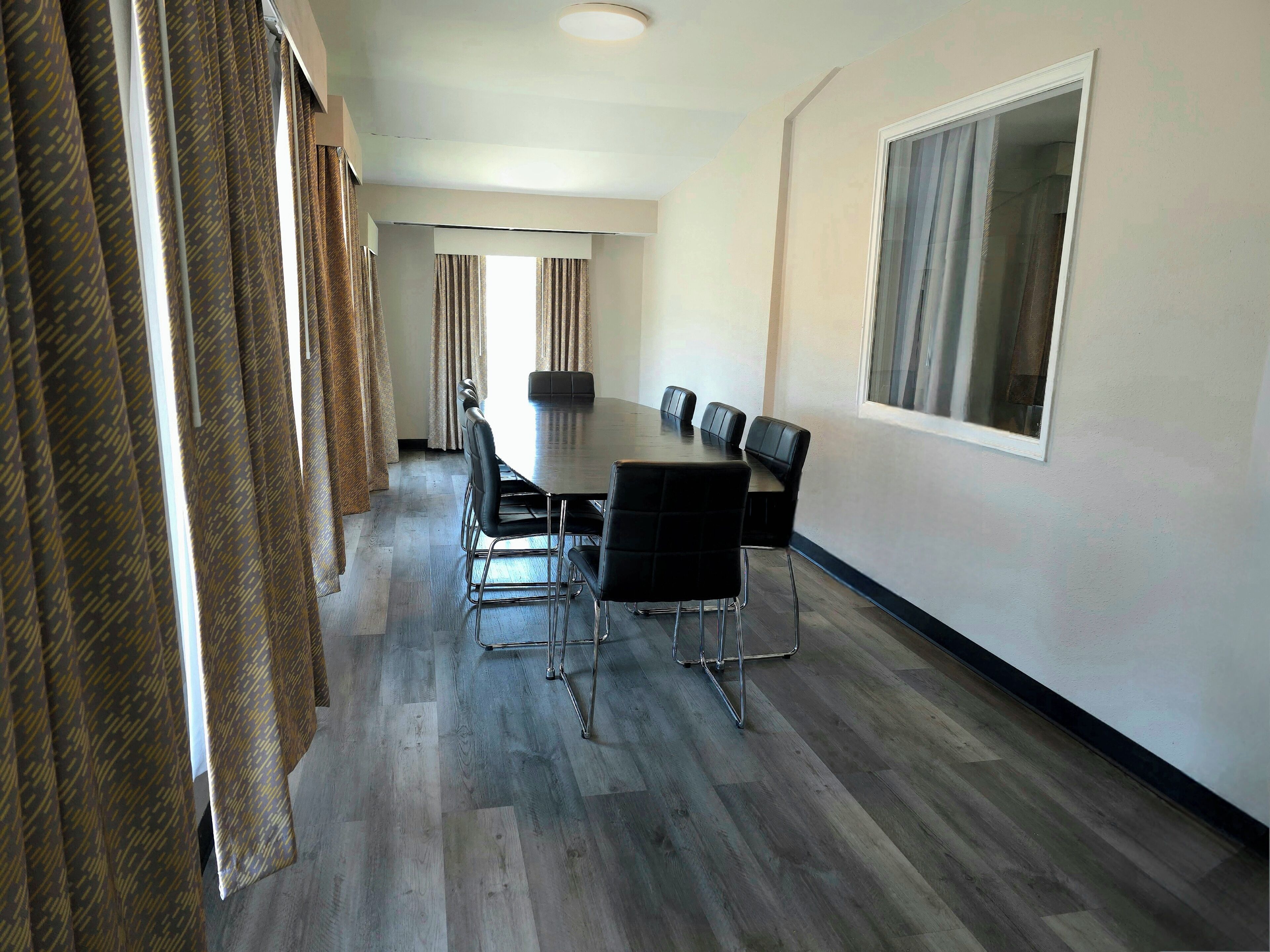 Suite, Multiple Beds, Non Smoking (Lighthouse Suite) | In-room dining