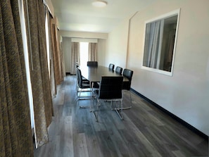 Suíte, várias camas, para não fumantes (Lighthouse Suite) | Opções para refeição no quarto