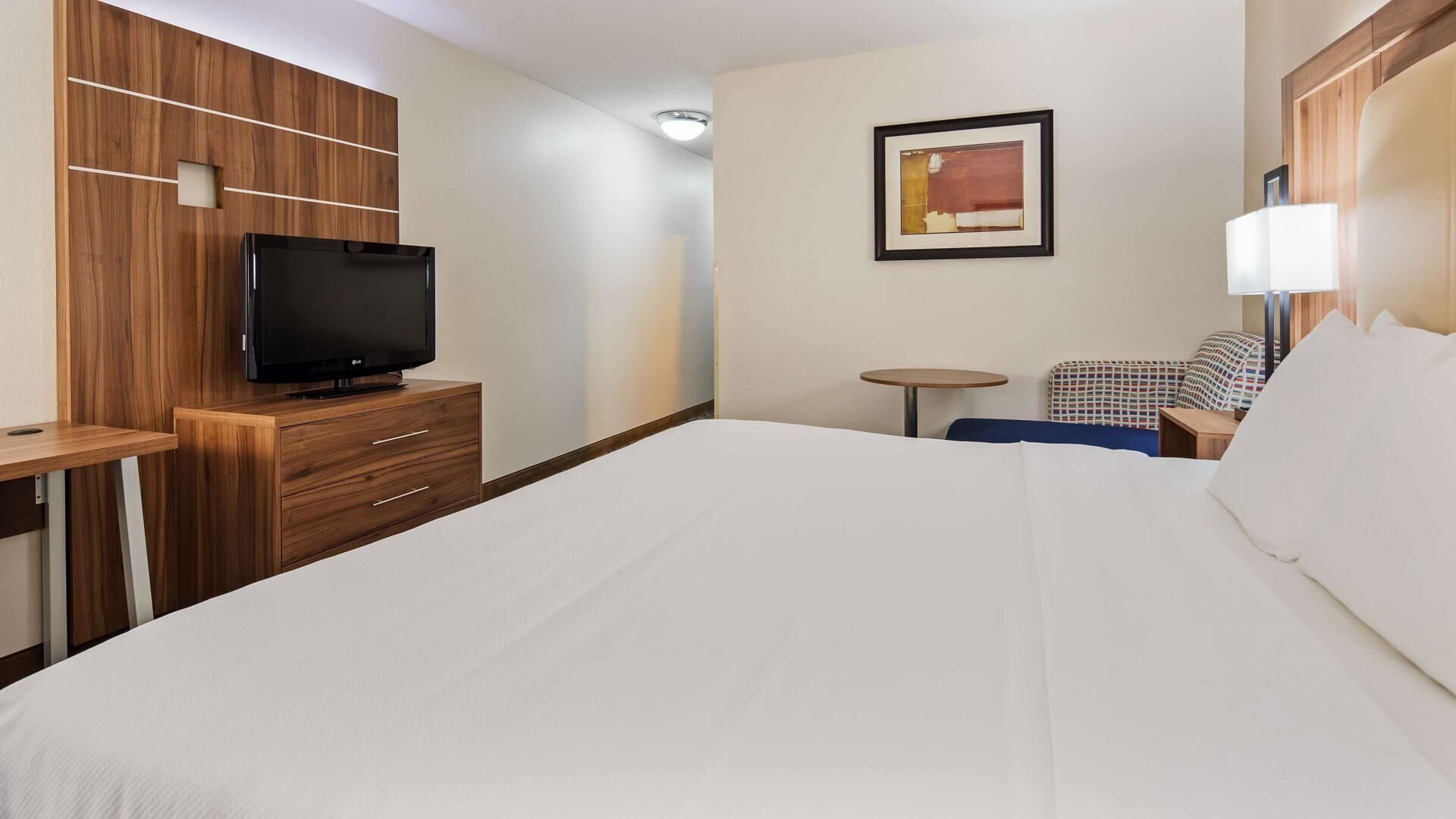 Ropa de cama de alta calidad, camas con pillow-top y escritorio 