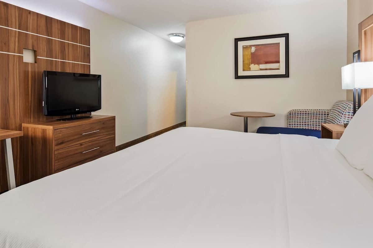 Ropa de cama de alta calidad, camas con pillow-top y escritorio