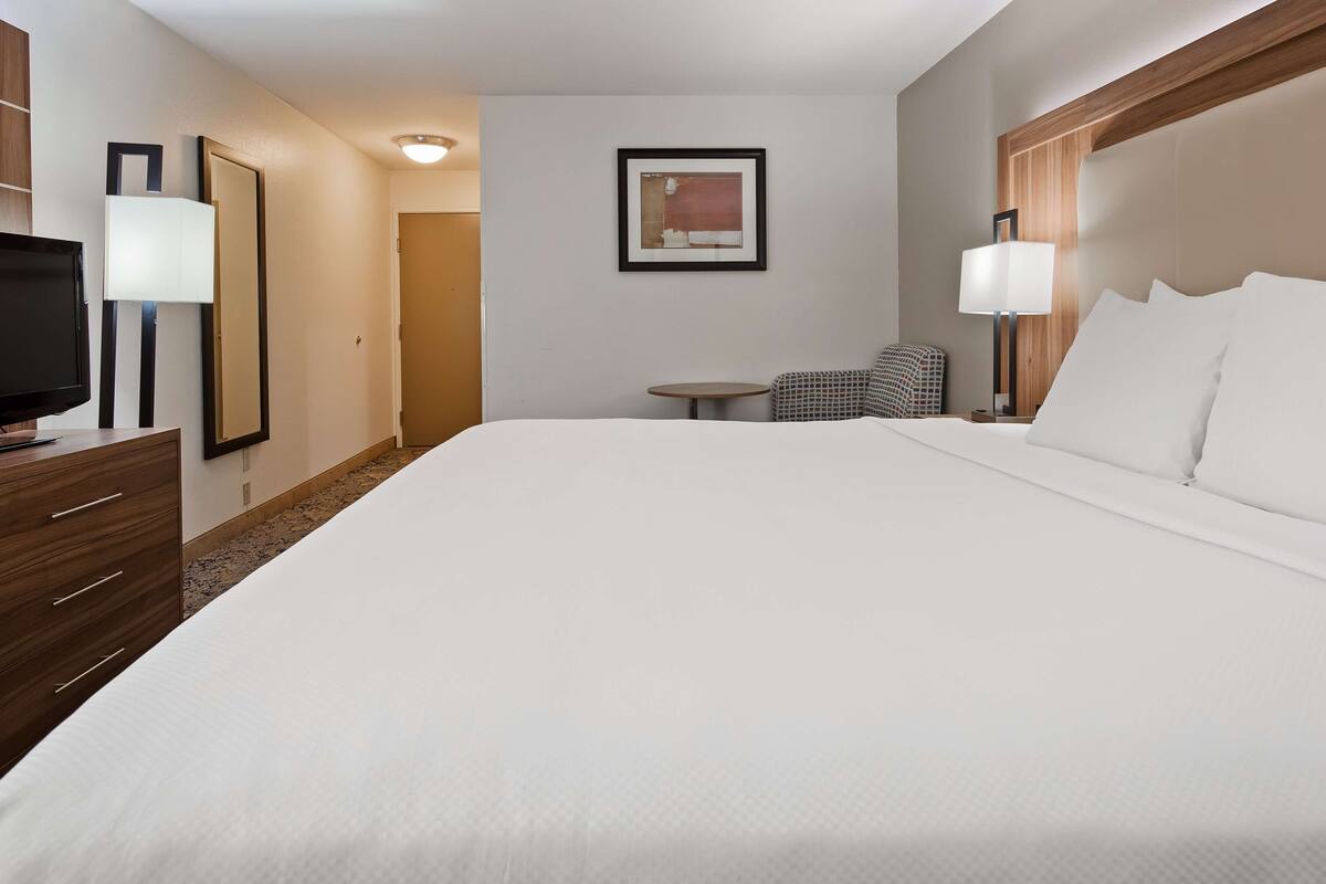 premium bedding, pillow-top beds, desk, blackout curtains