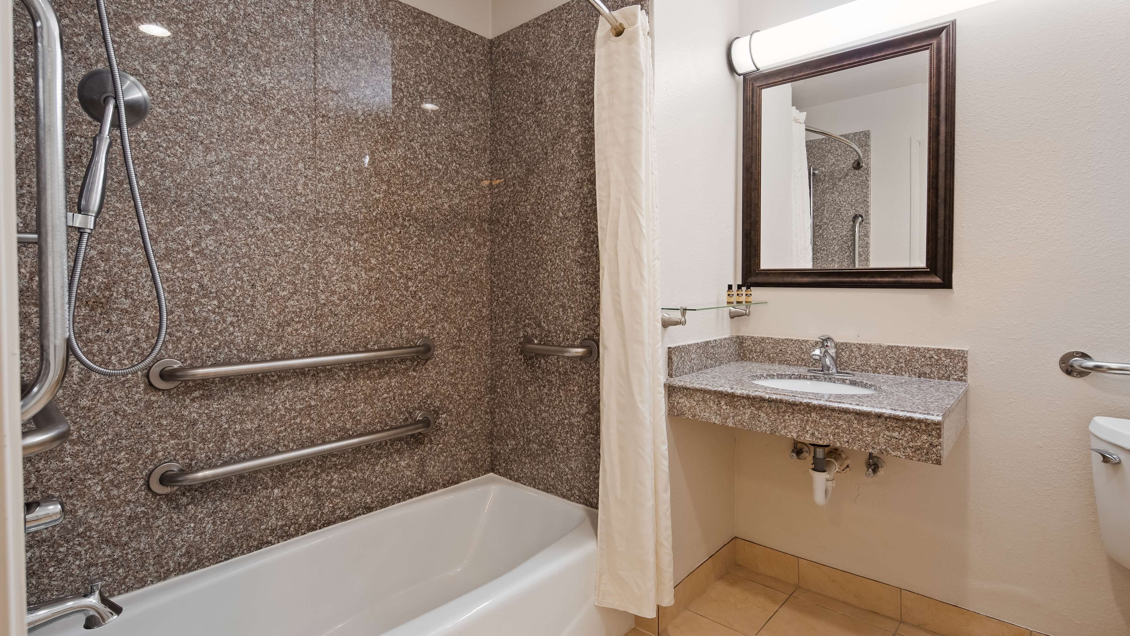 standard room, 1 king bed, accessible, bathtub | bathroom | free toiletries, hair dryer, towels