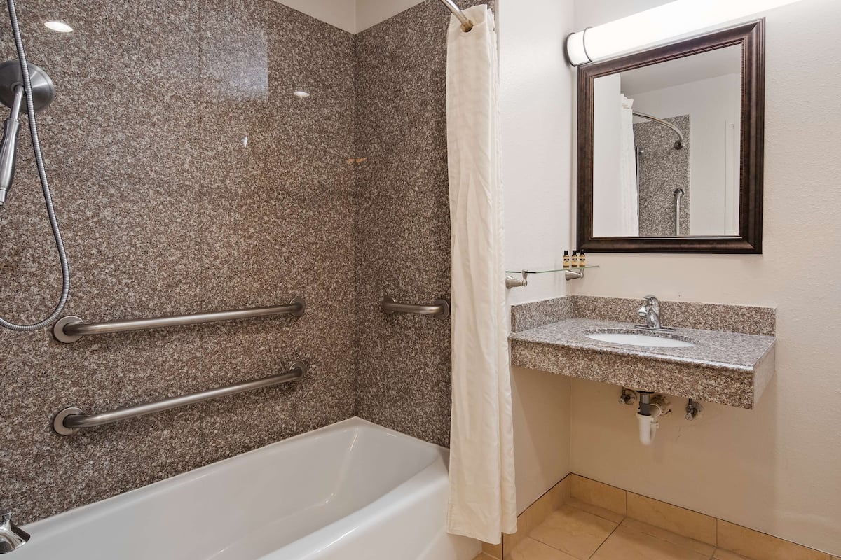 standard room, 1 king bed, accessible, bathtub | bathroom | free toiletries, hair dryer, towels