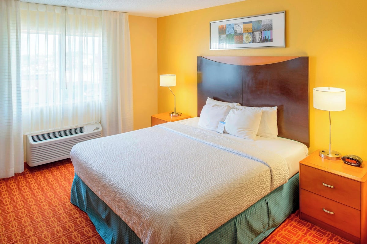 Executive Room, 1 Double Bed | Pillowtop beds, in-room safe, desk, laptop workspace