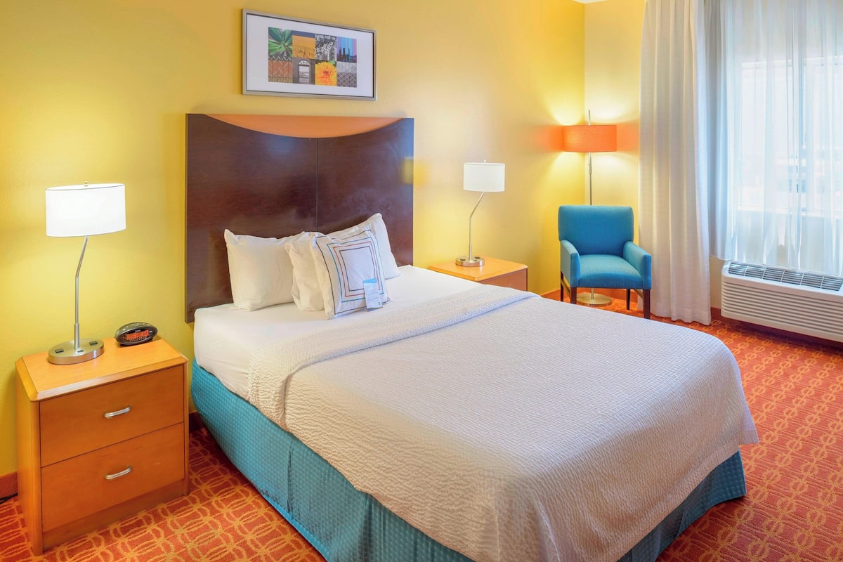Pillowtop beds, in-room safe, desk, laptop workspace