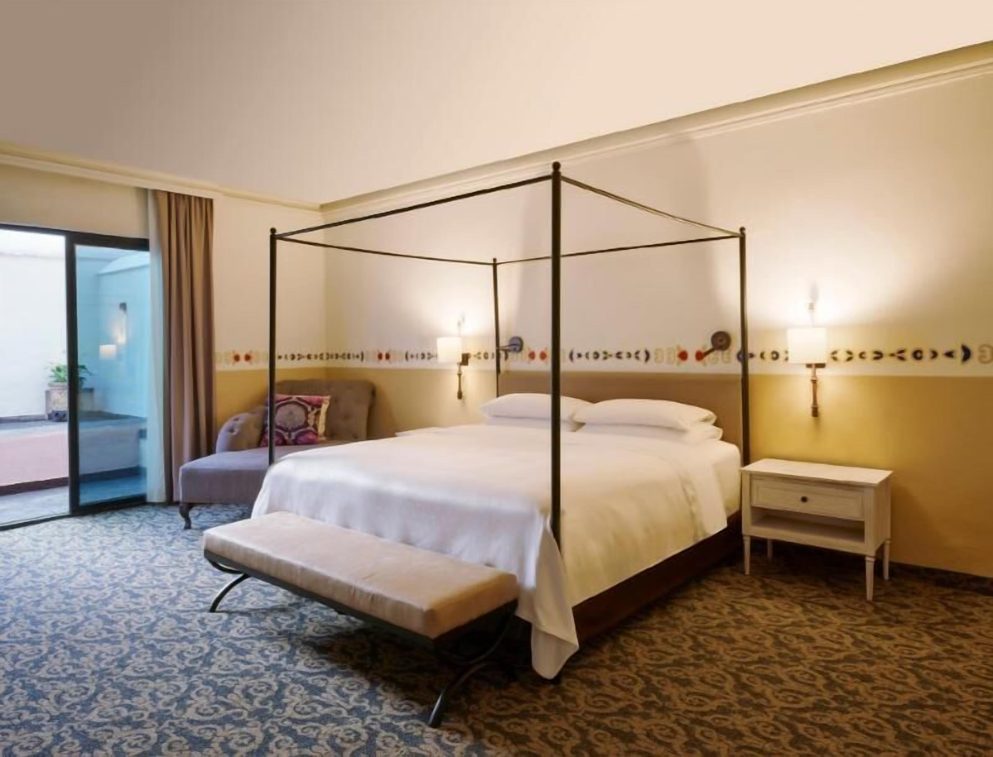 Minibar, in-room safe, desk, iron/ironing board