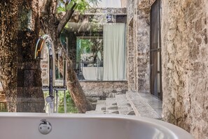 Minibar, in-room safe, desk, iron/ironing board - Fiesta Americana Hacienda Galindo Resort & Spa (San Juan del Río)