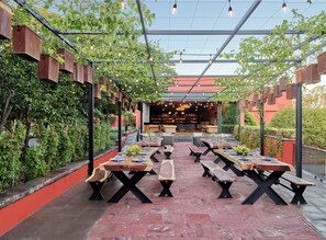 2 restaurantes, local e internacional