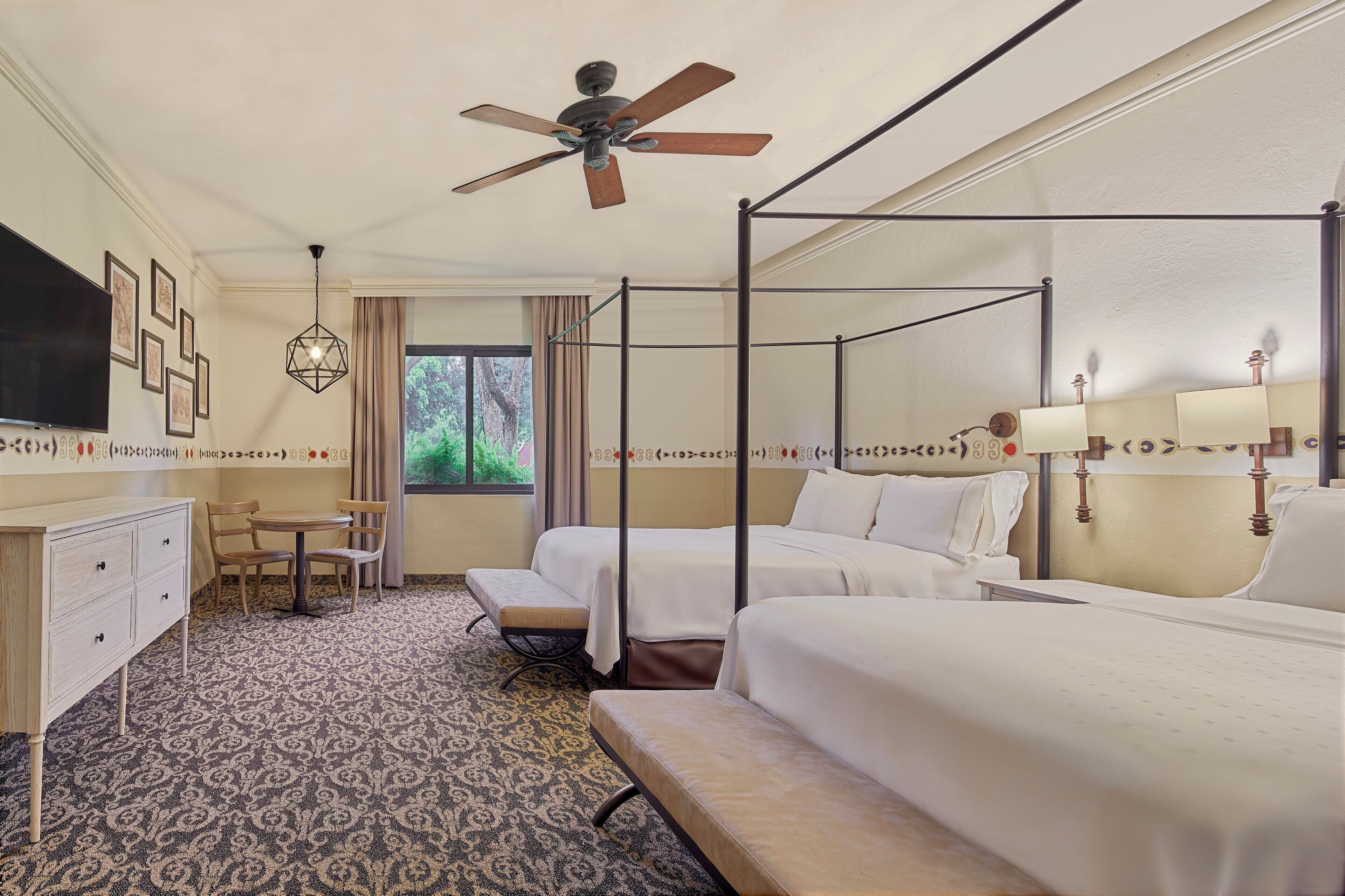 Habitación superior, 2 camas dobles | Minibar, caja fuerte, escritorio y tabla de planchar con plancha