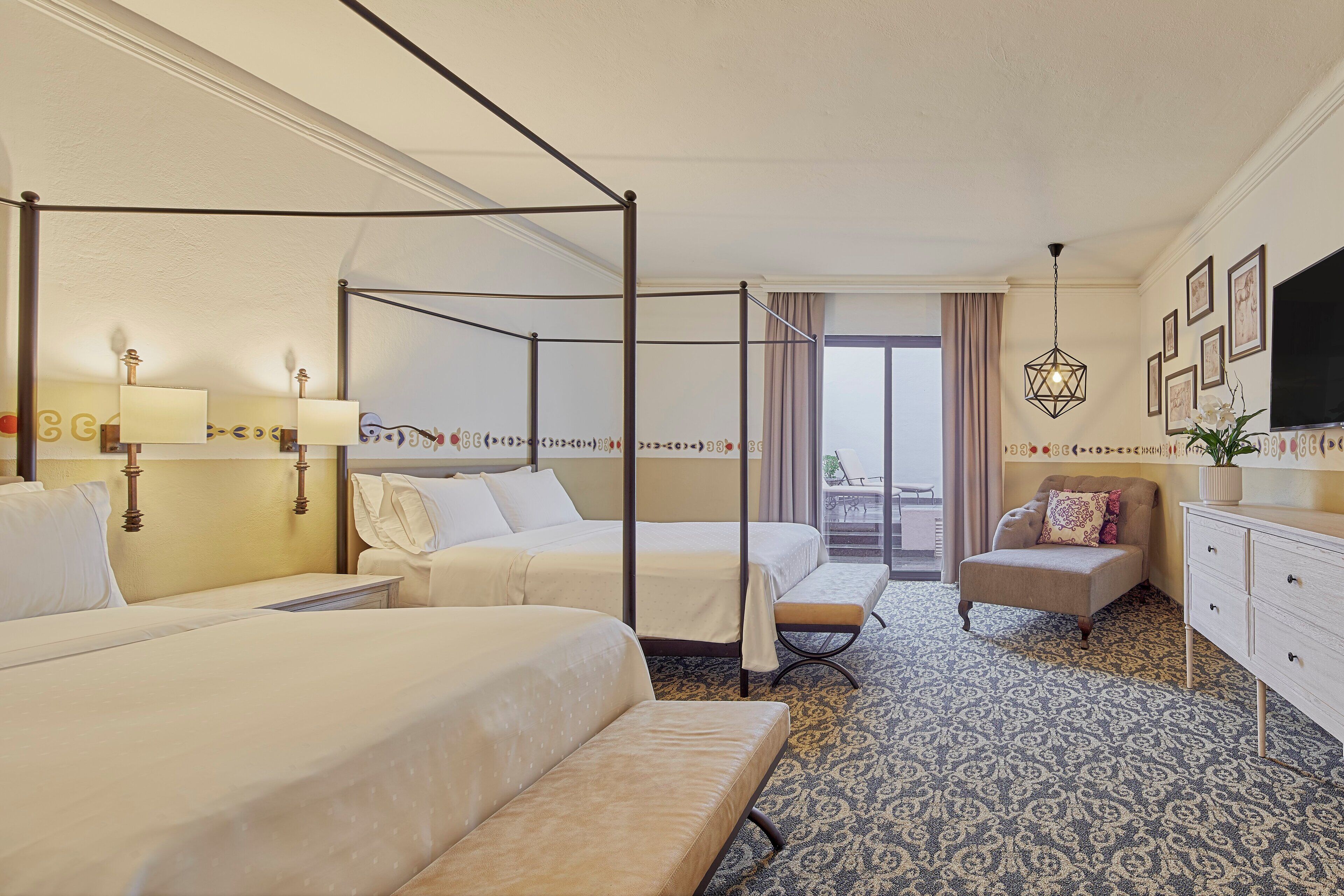 Suite familiar, 2 camas matrimoniales y 1 Individual | Minibar, in-room safe, desk, iron/ironing board