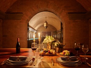 2 restaurants, spécialités Cuisine locale et internationale