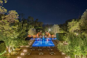 Piscina externa, guarda-sóis, espreguiçadeiras
