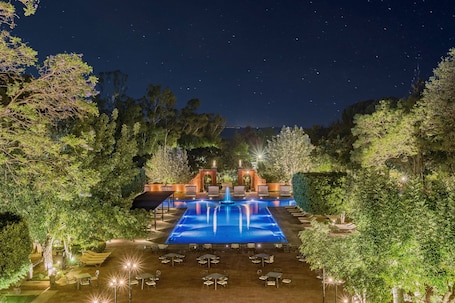 Una piscina al aire libre, sombrillas, sillones reclinables de piscina. Fiesta Americana Hacienda Galindo Resort & Spa