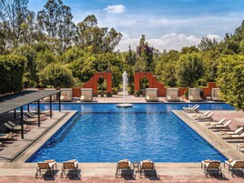 Outdoor pool, pool umbrellas, sun loungers