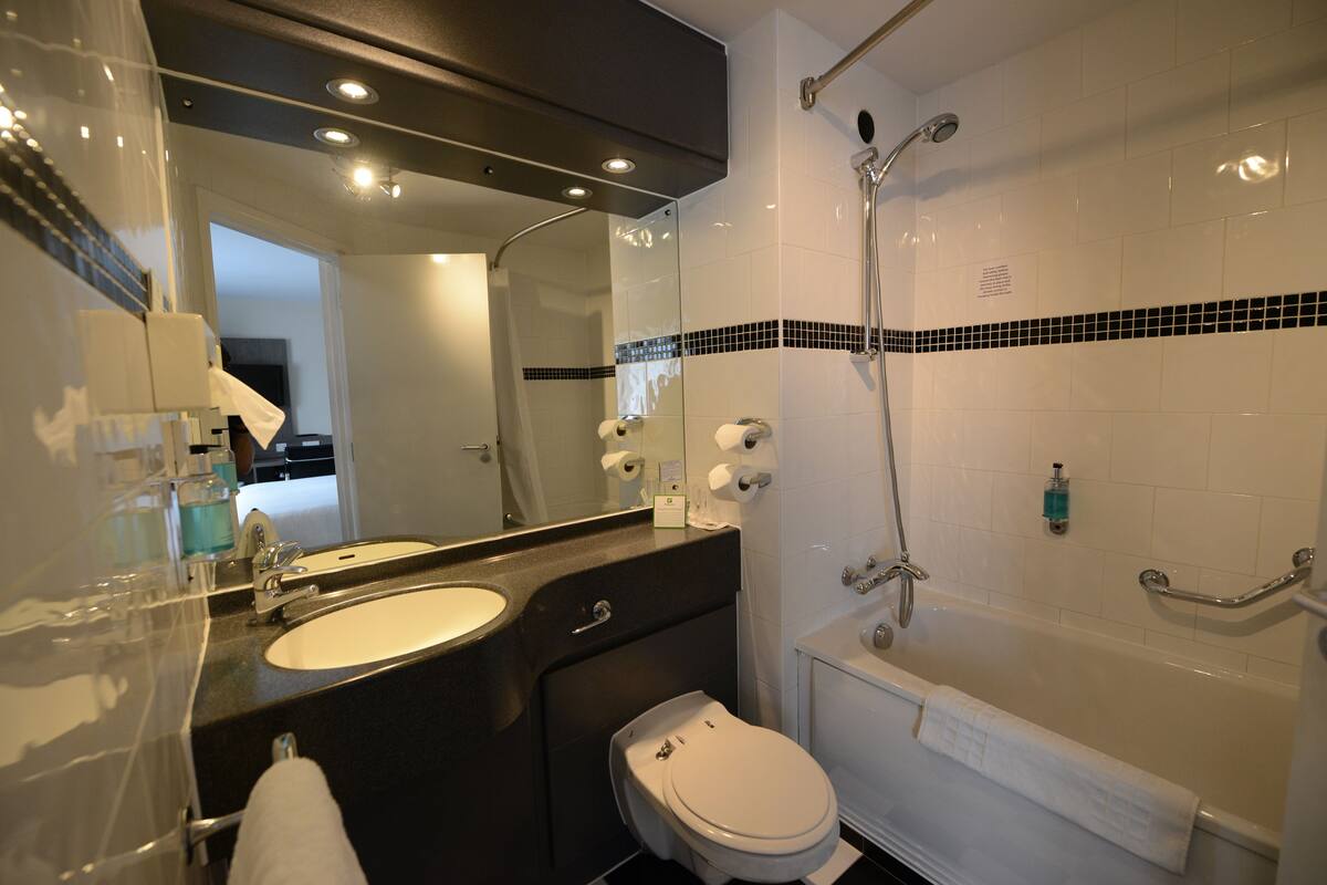 standard room, 1 king bed (parade ring view) | bathroom | combined shower/bathtub, free toiletries, hair dryer, towels