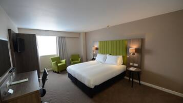 Standardzimmer, 1 King-Bett, barrierefrei (WHEELCHAIR) | Schreibtisch, Bügeleisen/Bügelbrett, kostenloses WLAN, Bettwäsche