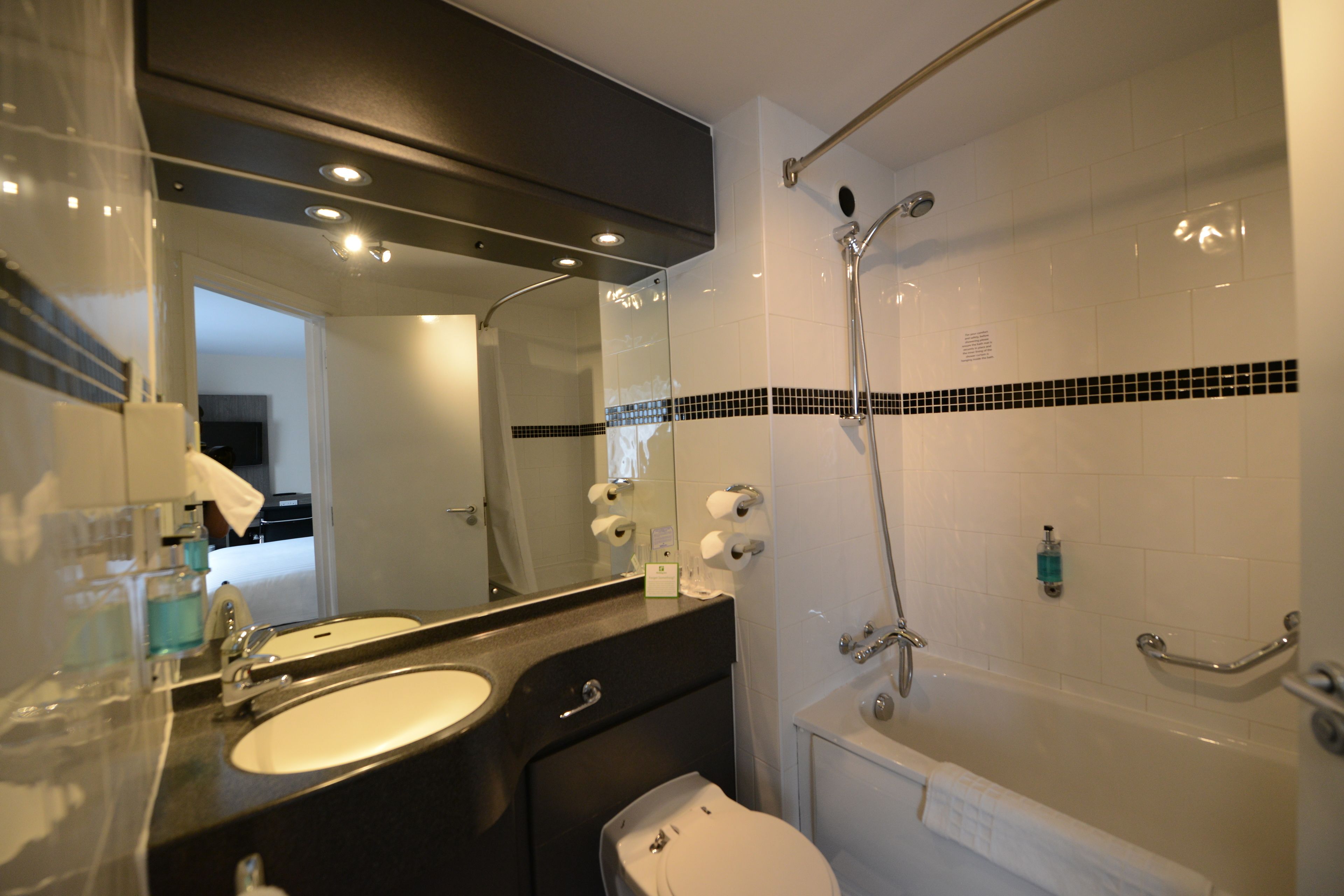 standard room | bathroom | combined shower/bathtub, free toiletries, hair dryer, towels