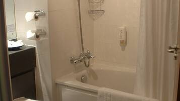 Un baño con inodoro, lavabo y ducha.