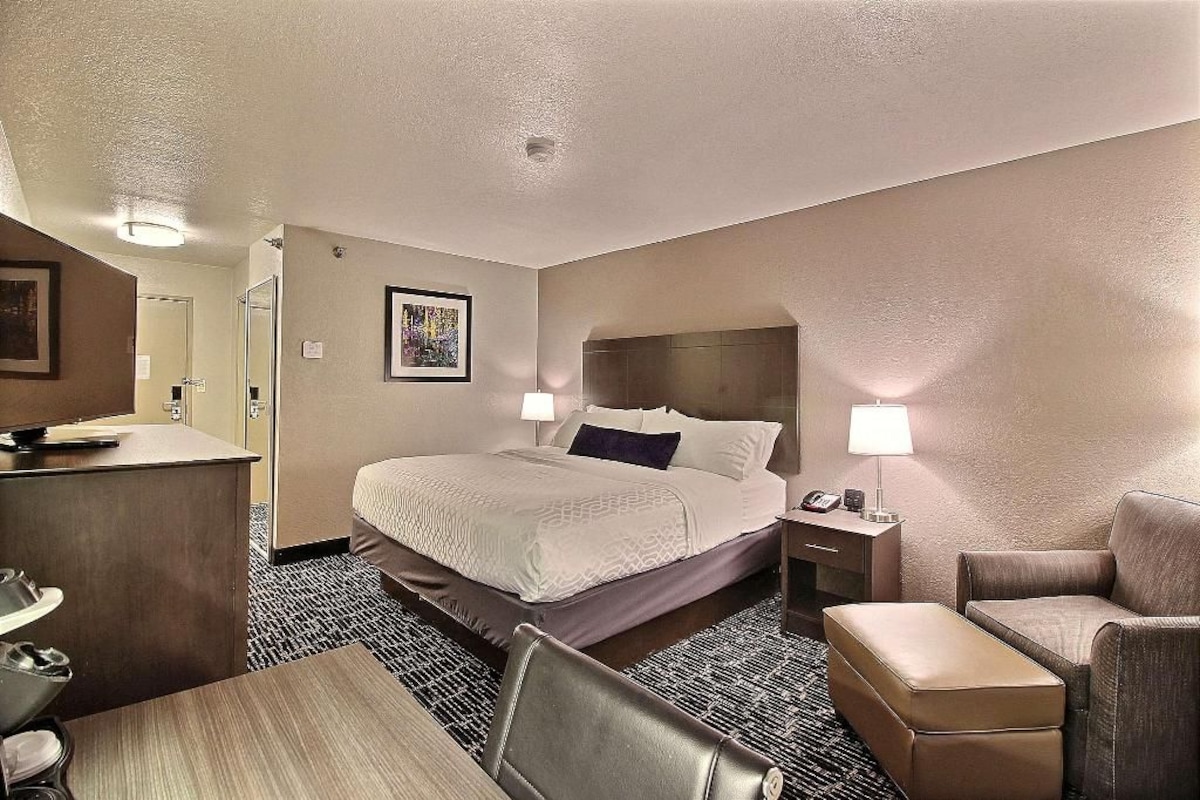 Premium bedding, pillowtop beds, desk, laptop workspace