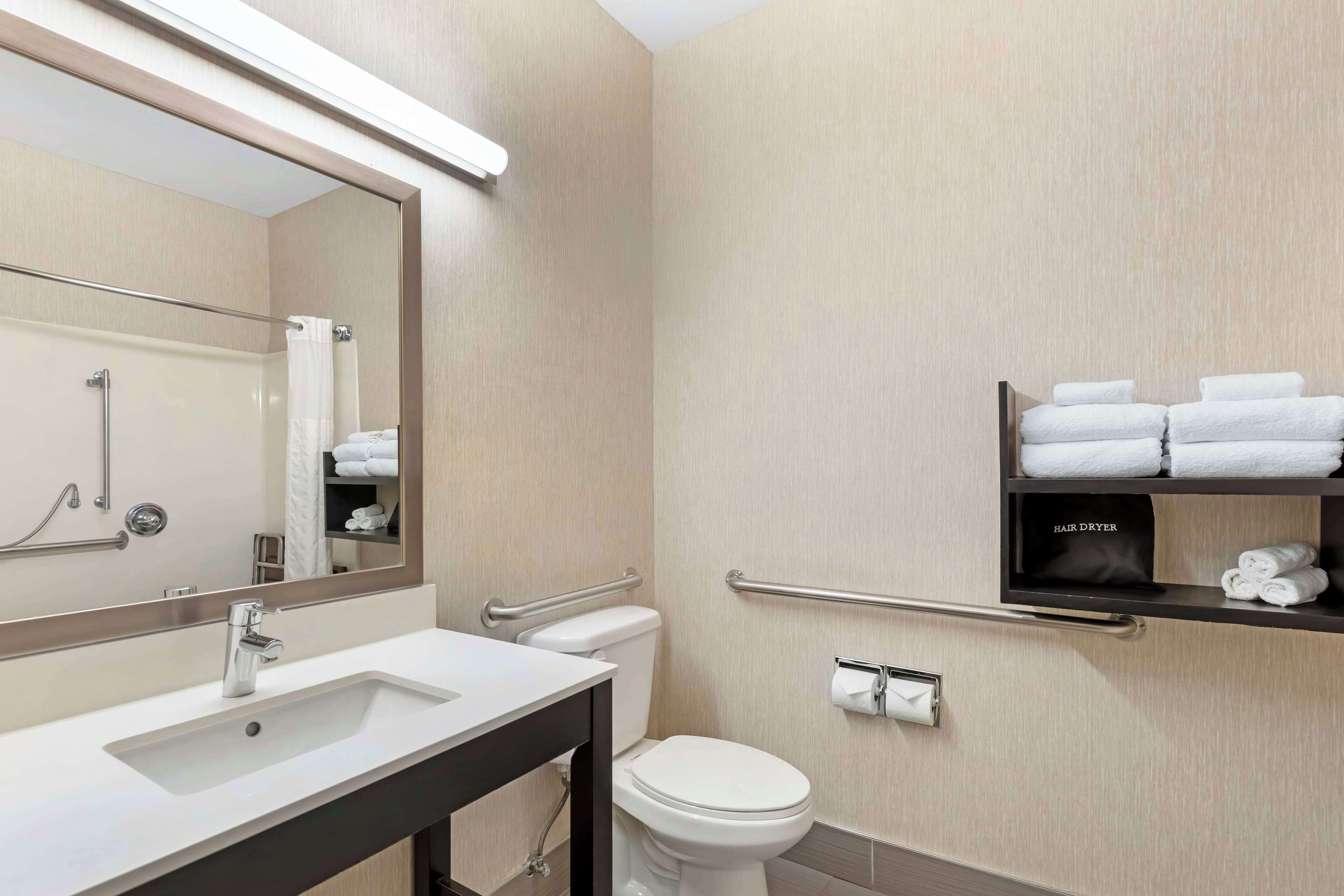 combined shower/bathtub, hydromassage showerhead, designer toiletries