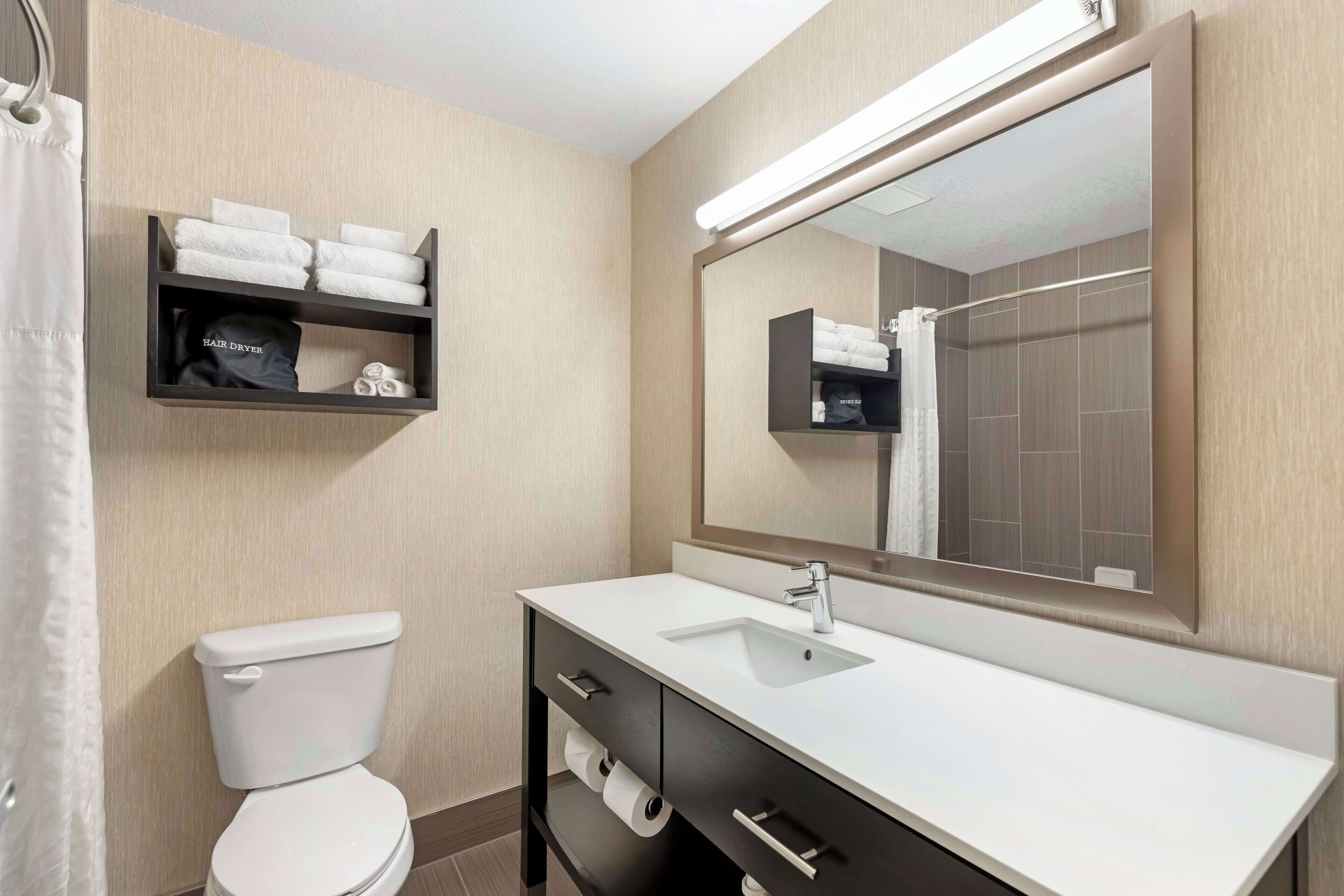 combined shower/bathtub, hydromassage showerhead, designer toiletries