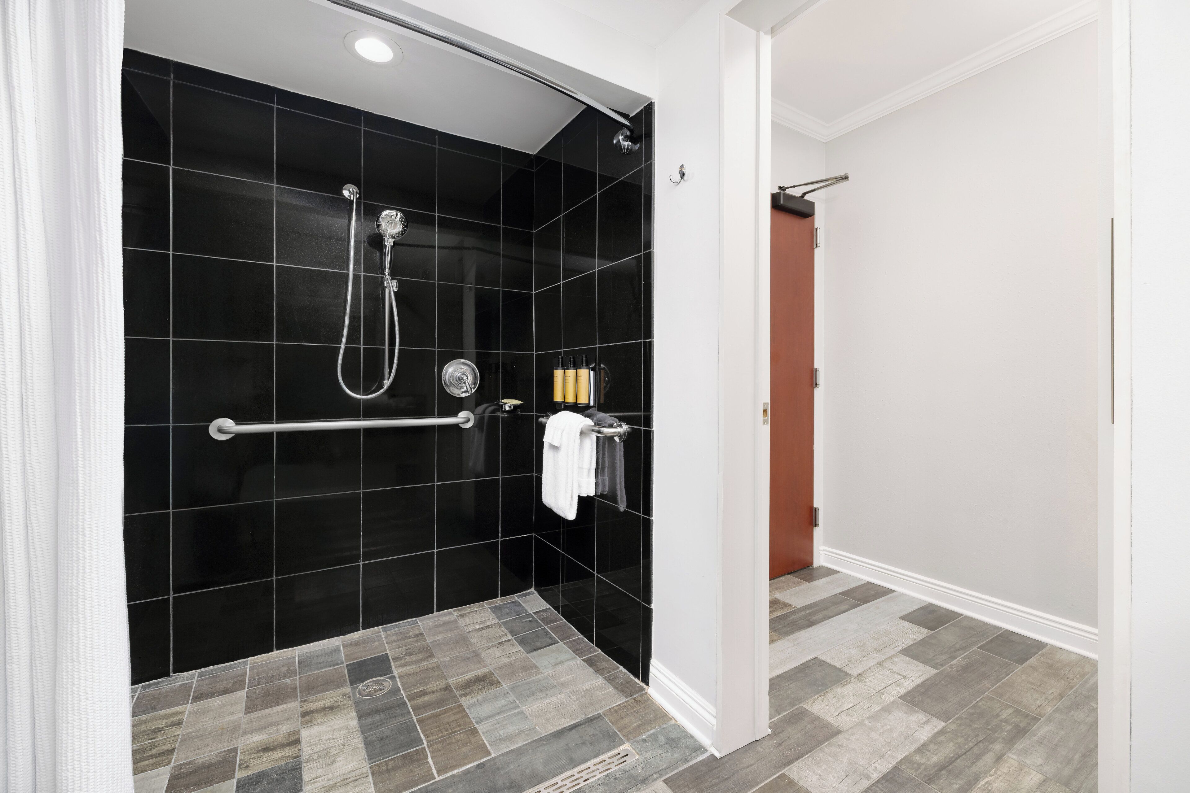 デラックス ルーム キングベッド 1 台 車いす対応 | バスルーム | デザイナーバスアメニティ、ヘアドライヤー、バスローブ、タオル