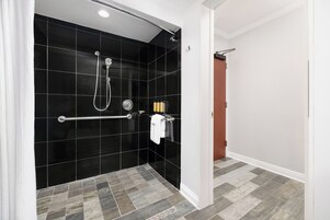 Deluxe Δωμάτιο, 1 King Κρεβάτι, Προσβάσιμο για άτομα με κινητικά προβλήματα | Μπάνιο | Επώνυμα προϊόντα προσωπικής περιποίησης, πιστολάκι μαλλιών, μπουρνούζια