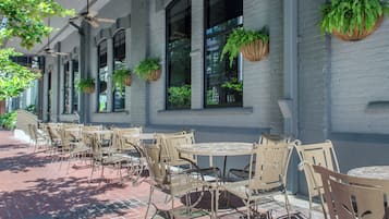 供應早餐、午餐和晚餐,法國料理
