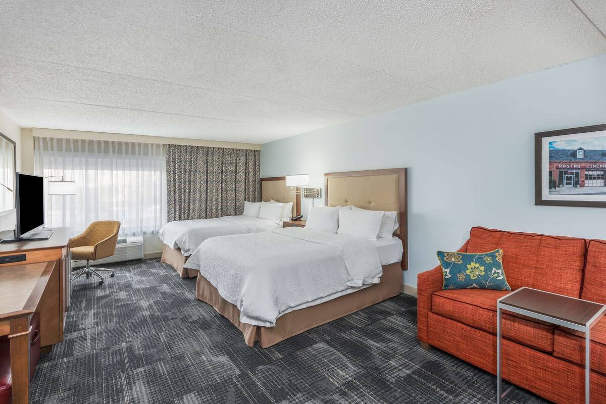 Two queen size bed with a queen size sofa bed | 客房内保险箱、熨斗/熨衣板、婴儿床、免费 WiFi