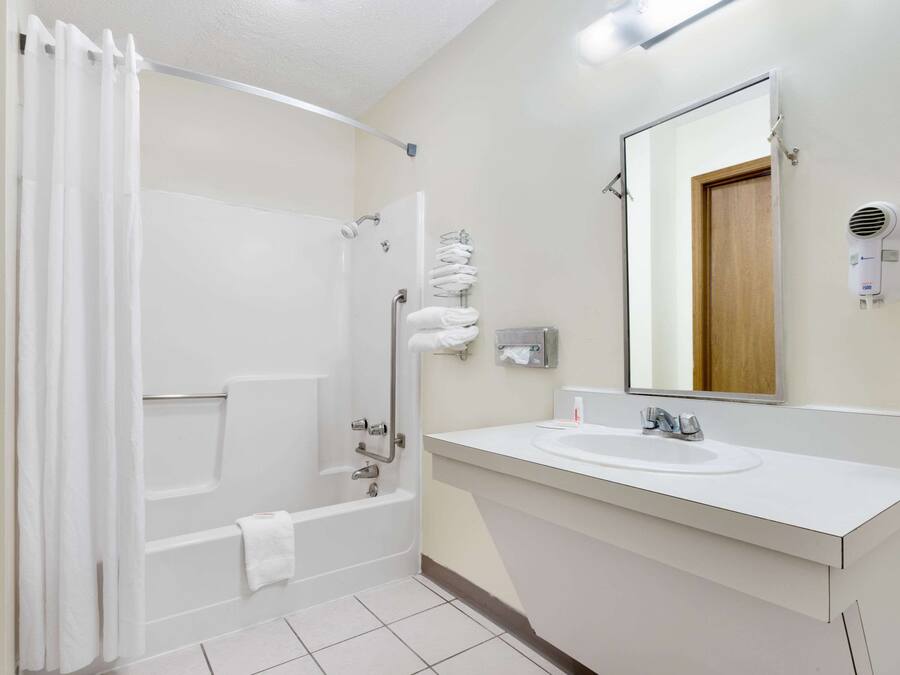 Bañera y ducha independientes y artículos de higiene personal gratuitos