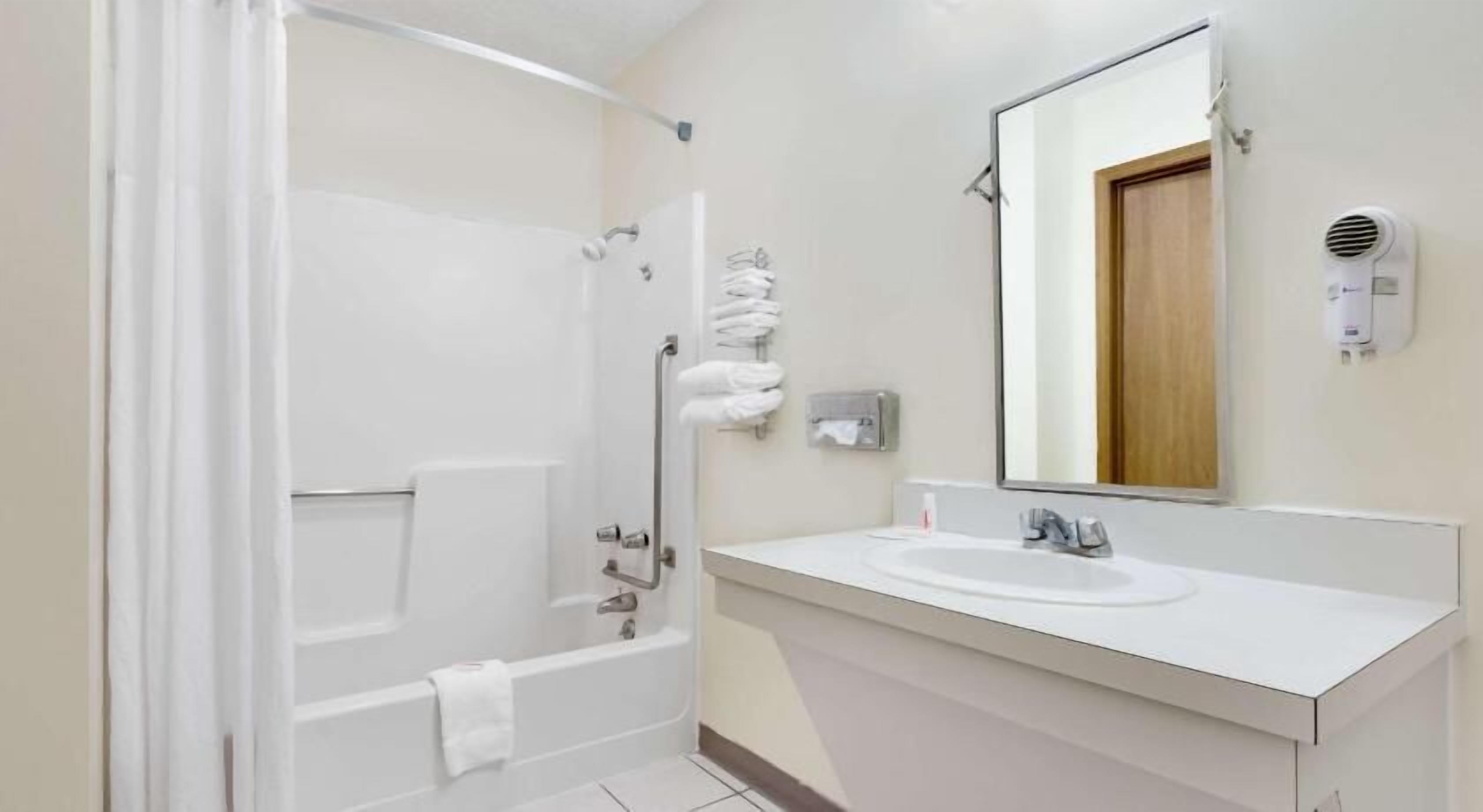 Bathroom | Separate tub and shower, free toiletries, hair dryer, towels
