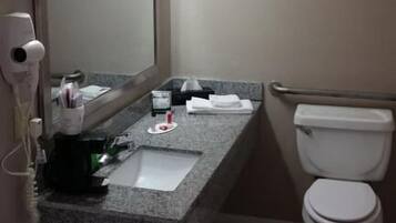Bañera con ducha, artículos de tocador gratuitos, toallas