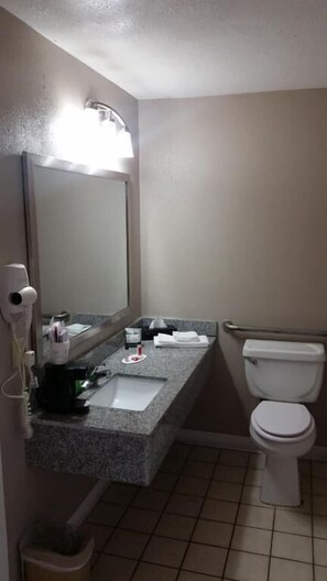 Combined shower/tub, free toiletries, towels - Studio 6 Opelousas, LA (Opelousas)