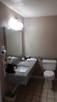 Ducha y bañera combinadas y artículos de higiene personal gratuitos