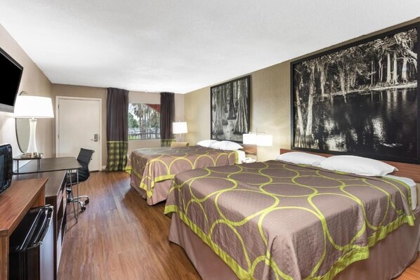 Escritorio, cortinas blackout y tabla de planchar con plancha 