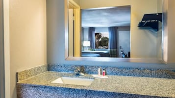 Ducha y bañera combinadas y artículos de higiene personal gratuitos
