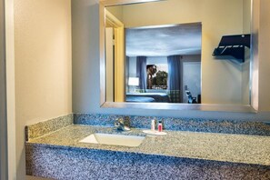 Combined shower/tub, free toiletries, towels