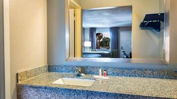 Combined shower/bathtub, free toiletries, towels