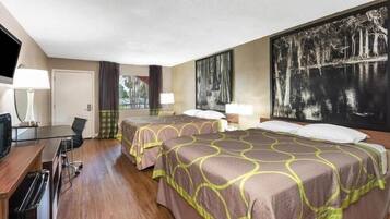 Escrivaninha, cortinas blackout, ferros/tábuas de passar roupa